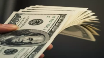 ثبات سعر الدولار.. حركة الصرف في البنوك المصرية تعيد تشكيل توقعات الأسواق المحلية